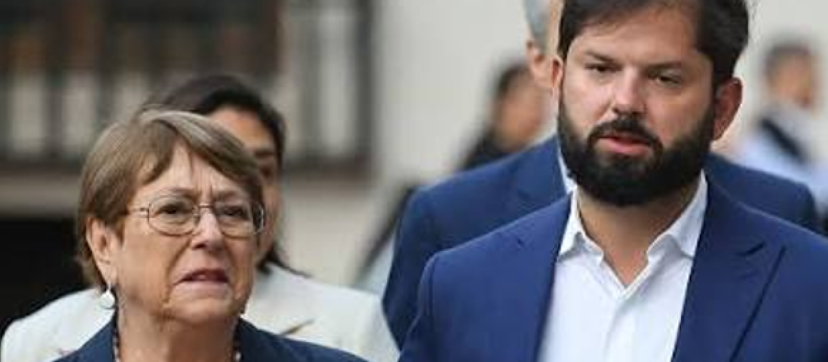 Los expresidentes socialistas chilenos Michelle Bachelet y Gabriel Boric