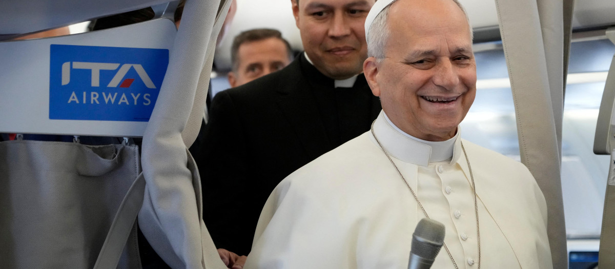 León XIV ofrece una rueda de prensa en el vuelo papal de Roma a París