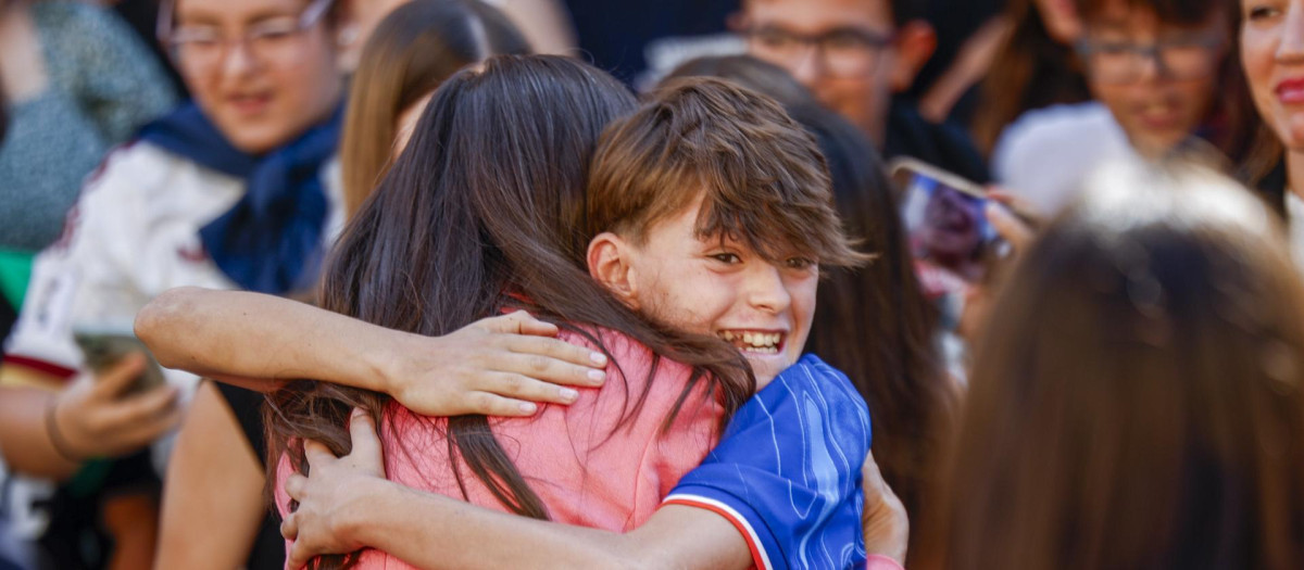 Un estudiante abraza a la Reina en Talavera de la Reina