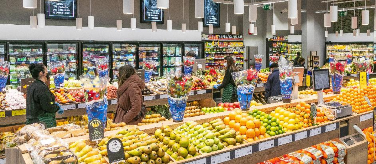 Interior de supermercado.