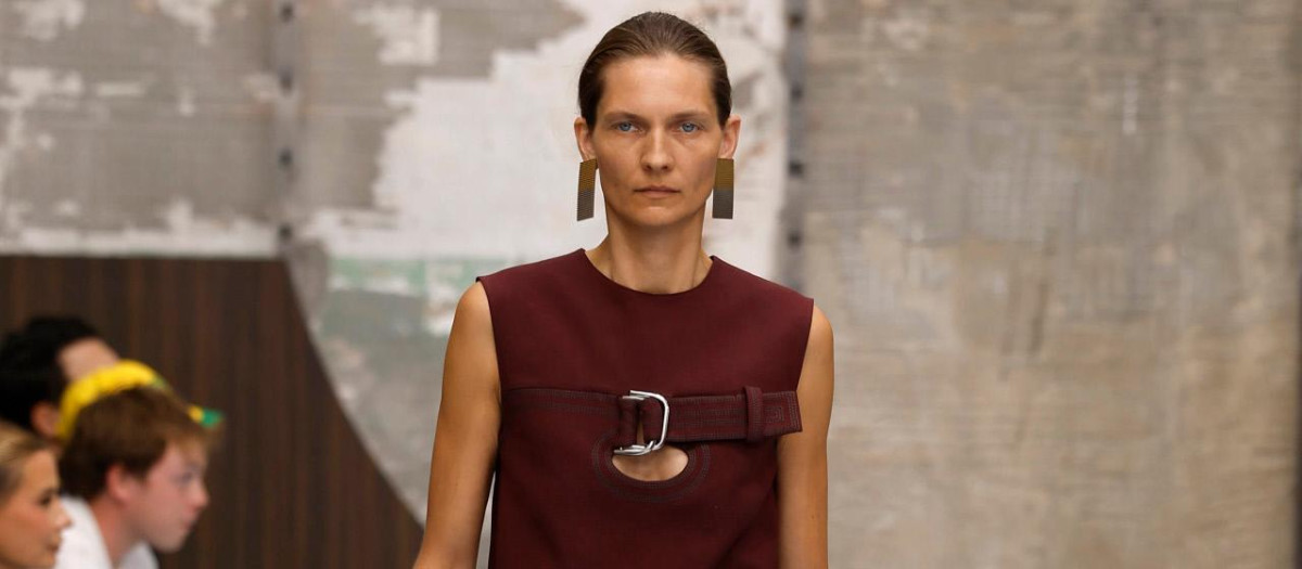 Una modelo de Marni en la semana de la moda de Milán
