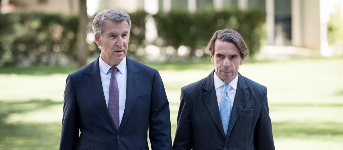 El presidente del Partido Popular, Alberto Núñez Feijóo, y el expresidente del Gobierno, José María Aznar