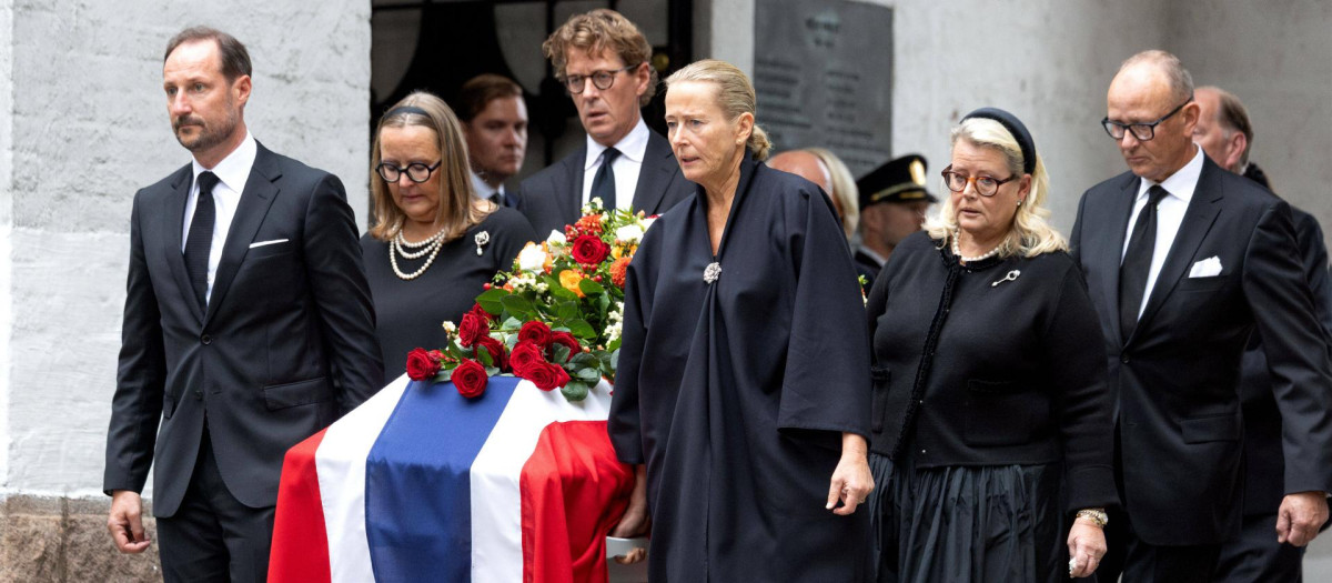 El Rey Haakon encabeza la llevada del féretro con los restos mortales de la Princesa Astrid de Noruega