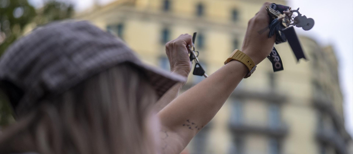 Dos personas muestran sus llaves durante una concentración en apoyo a Maricarmen tras su desahucio en Madrid, ante la Delegación del Gobierno, a 23 de septiembre de 2026, en Barcelona, Catalunya (España). La protesta ha sido convocada tras el desahucio de Maricarmen, la vecina del distrito de Retiro que residía desde hace 70 años en el número 46 de la calle Alcalde Sainz de Baranda de Madrid.

Lorena Sopêna / Europa Press
23 SEPTIEMBRE 2026;MANI;MARICARMEN;DESAHUCIO;FONDO BUITRE;LLAVES;LLAVERO;CASA;ALQUILER
23/9/2026