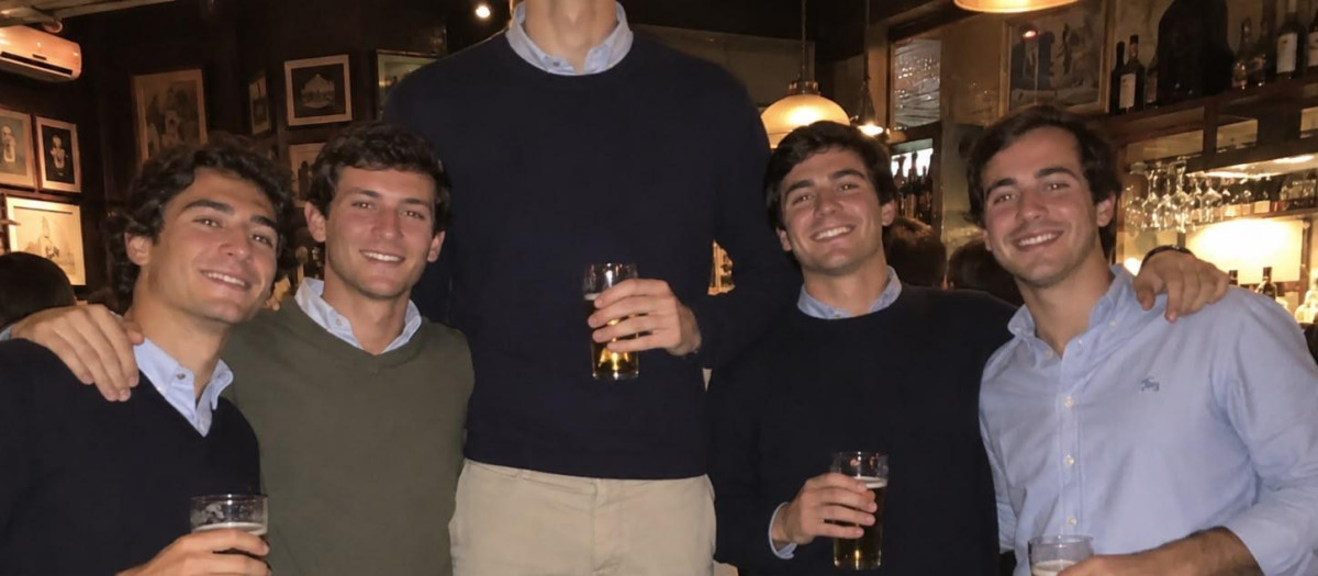 Un grupo de amigos con un amigo muy alto que no aparece en la imagen
