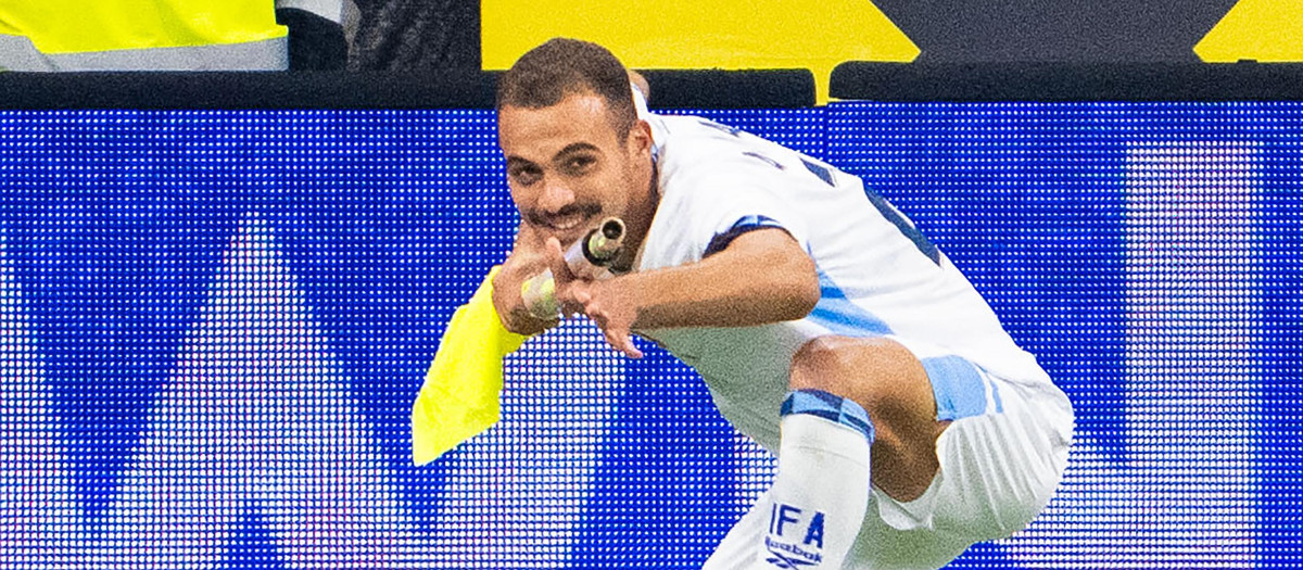 Saied Abu Farchi celebra un gol ante Austria imitando el gesto de un disparo