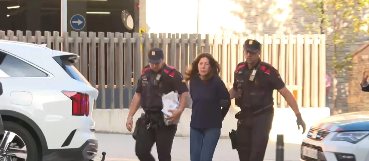 Belén López Granados entrando esposada al juzgado de Vielha (Lérida)