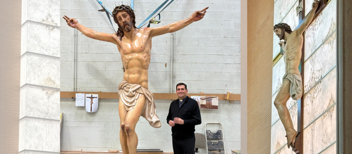 Imagen del párroco de Benicasim, Luis Oliver, junto al nuevo cristo presidencial de la iglesia de San Juan Pablo II