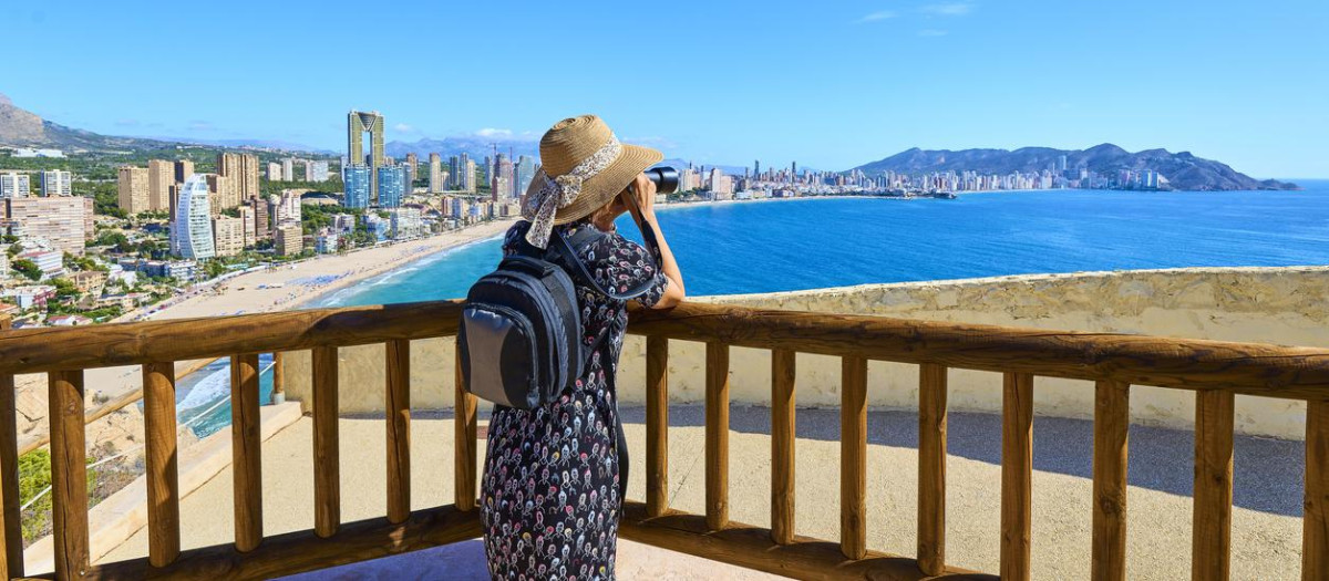 Imagen de una turista en Benidorm, Alicante