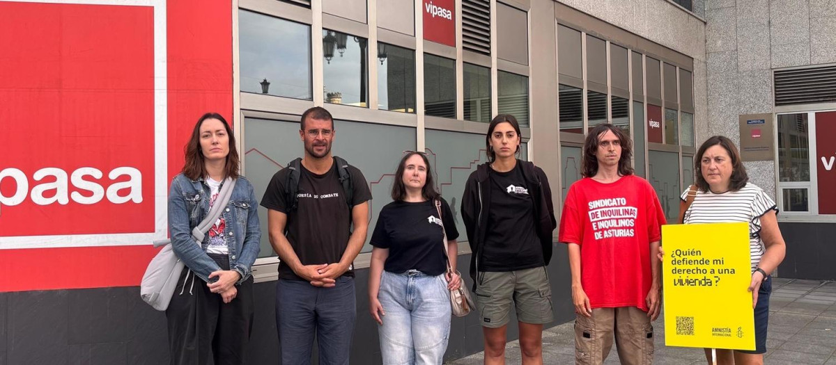 Representantes del Sindicato de Inquilinas e Inquilinos de Asturias, Amnistía Internacional, el sindicato de profesorado Suatea y el Sindicato de Vivienda de Asturias.