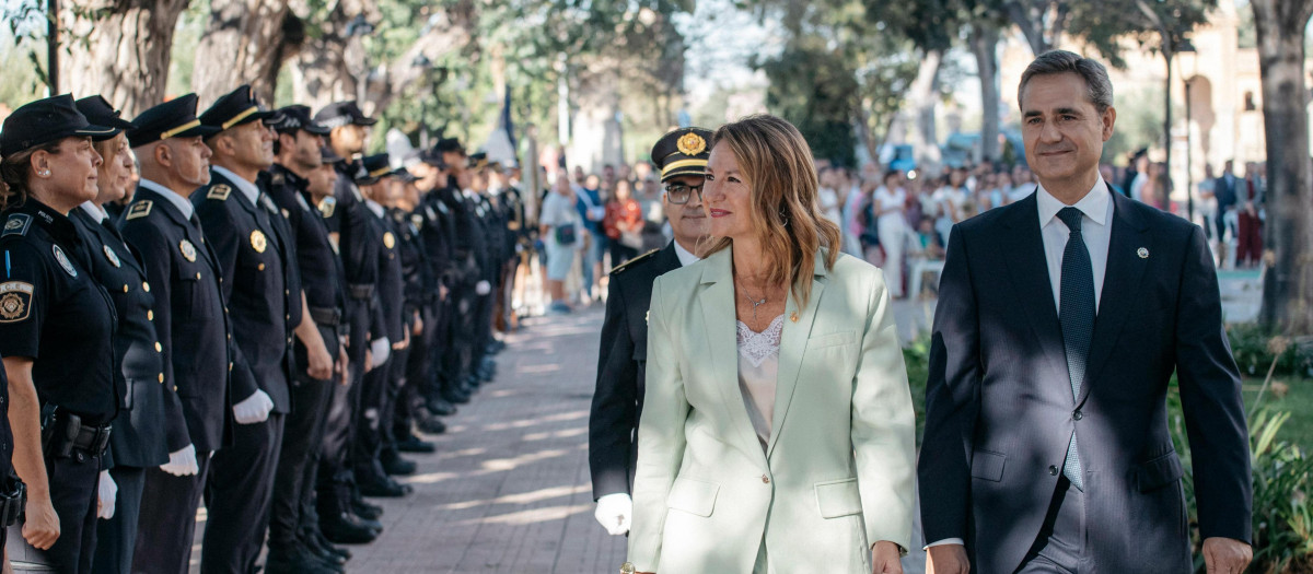 Carrasco y Ortolá en el acto institucional del Día de la Policía Local