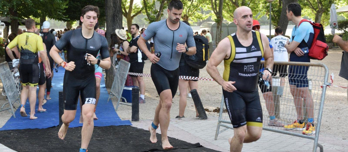 Sebastián Lecubarri (i) durante una carrera