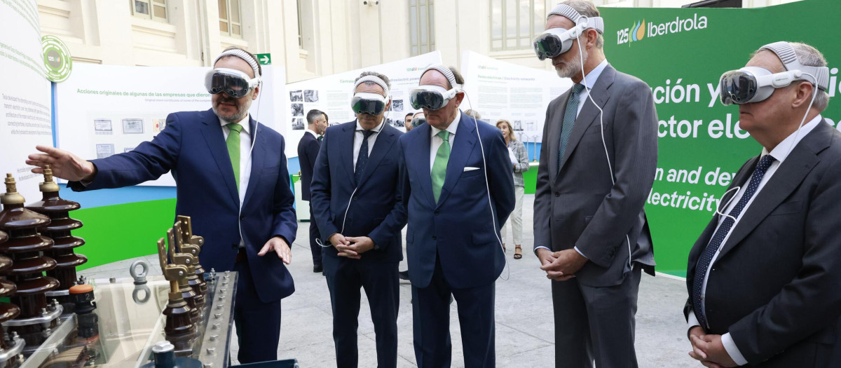 El Rey Felipe con Ignacio Galán en la inauguración de la exposición