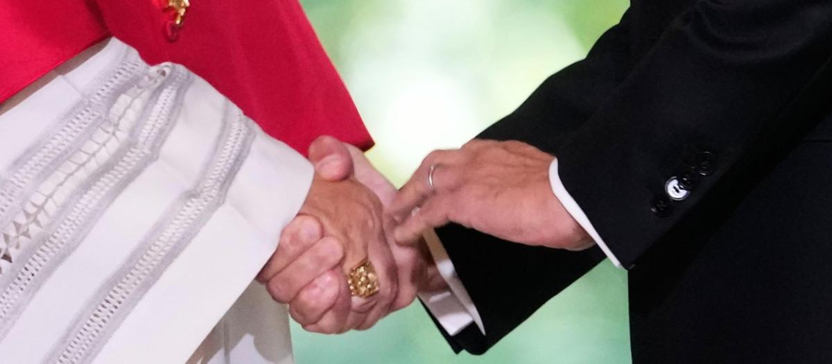 El Papa León XIV y el presidente Emmanuel Macron se dan la mano