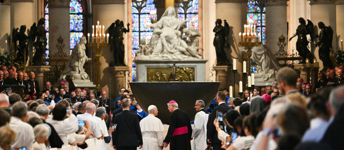 León XIV es recibido por el arzobispo de París, Laurent Ulrich, a su llegada a la catedral de Notre-Dame de París