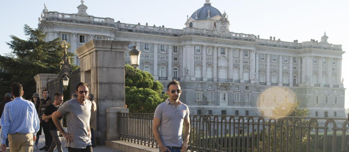 Alejandro Amenábar pasea cerca del Palacio Real de Madrid
