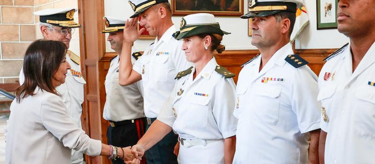 Visita de la ministra de Defensa, Margarita Robles, al Tercio Norte de Infantería de Marina, en Ferrol, acompañada por el Almirante Jefe de Estado Mayor de la Armada, Antonio Piñeiro