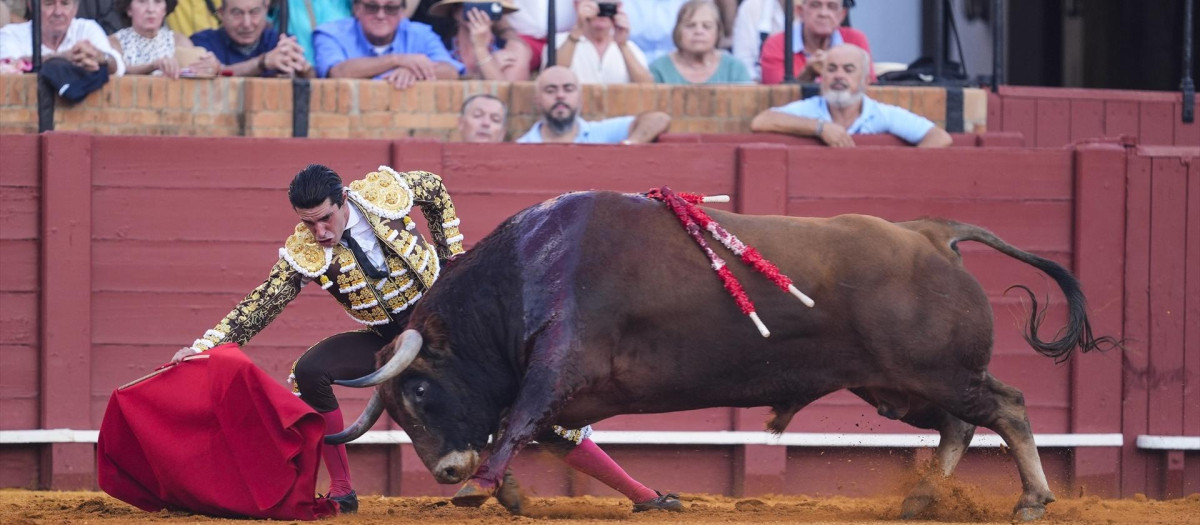 Talavante lo intenta por bajo ante el segundo de su lote