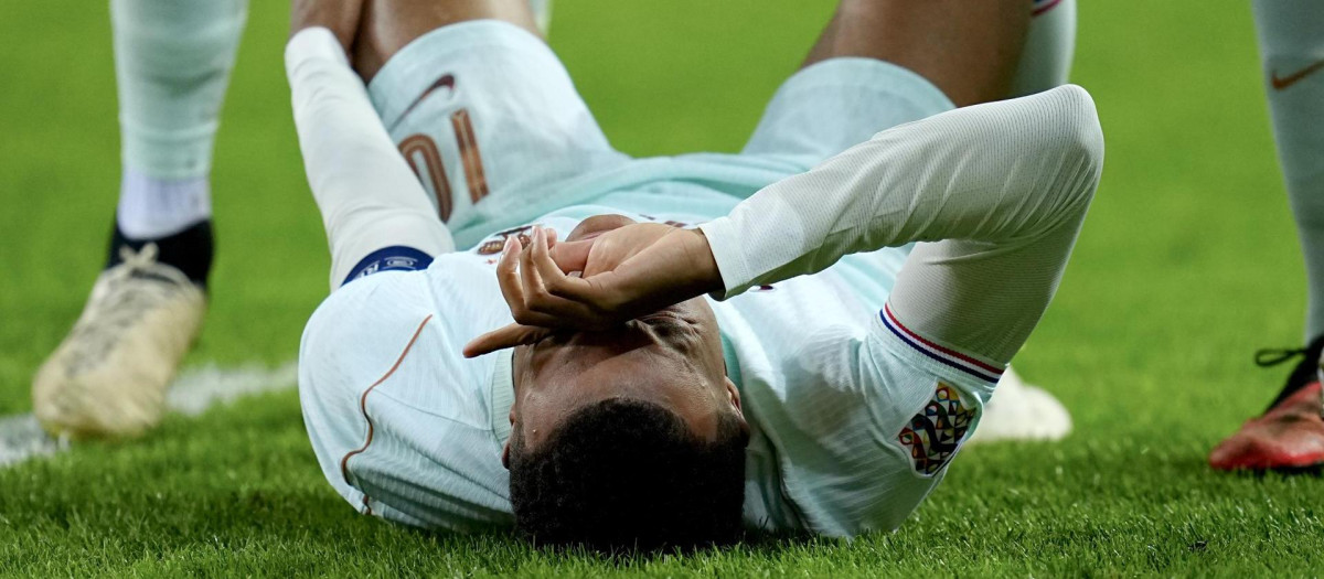 Mbappé, tumbado sobre el césped durante el partido que disputaban Turquía y Francia