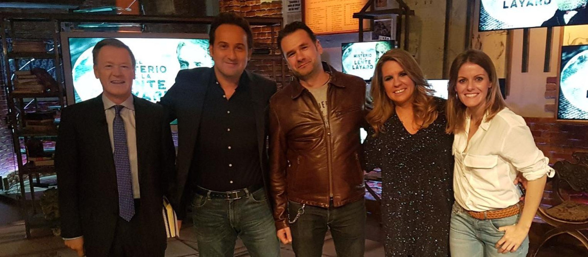 Andrea Ropero e Iñaki López se fotografiaron con Iker Jiménez y Carmen Porter en el plató de Cuarto Milenio