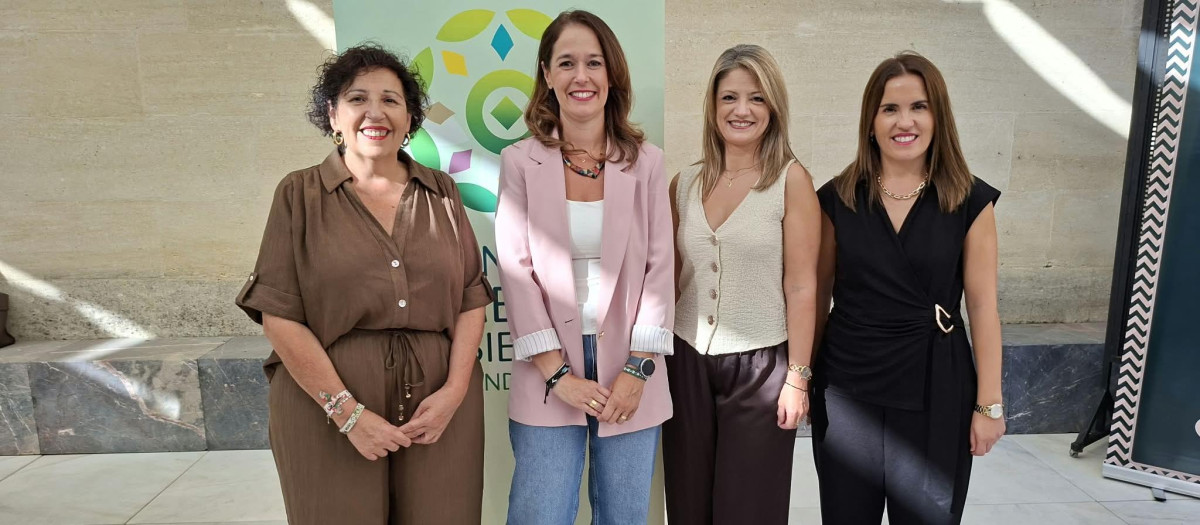 Marisa Montes junto a representantes del comercio de Priego de Córdoba