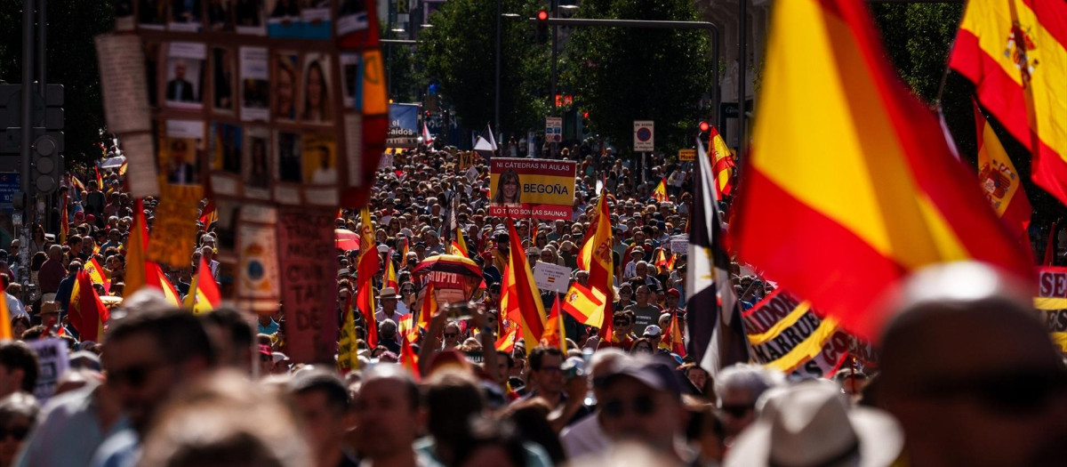 Como en otras ocasiones, muchas banderas y ningún incidente han sido las notas dominantes de esta manifestación.
