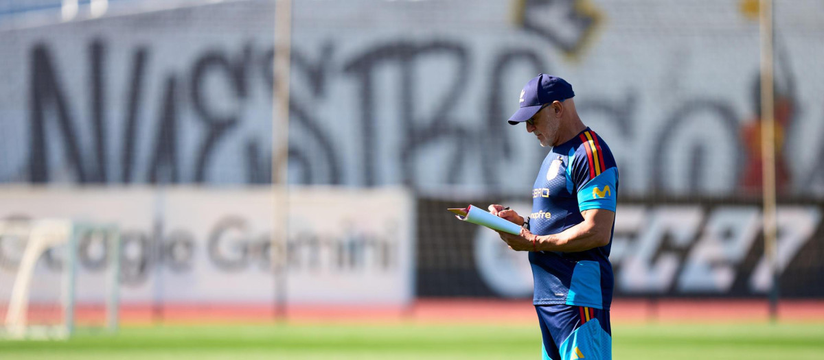 Luis de la Fuente toma notas durante un entrenamiento de la selección en Las Rozas
