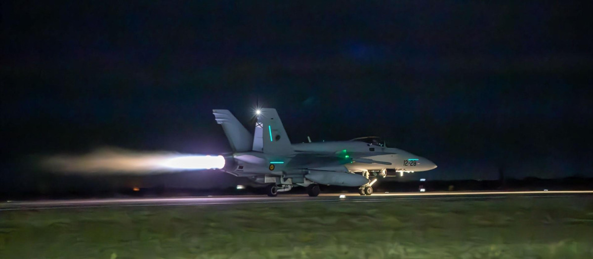 (Un caza español F-18 despega en la Base Mihail Kogalniceanu (Rumanía).