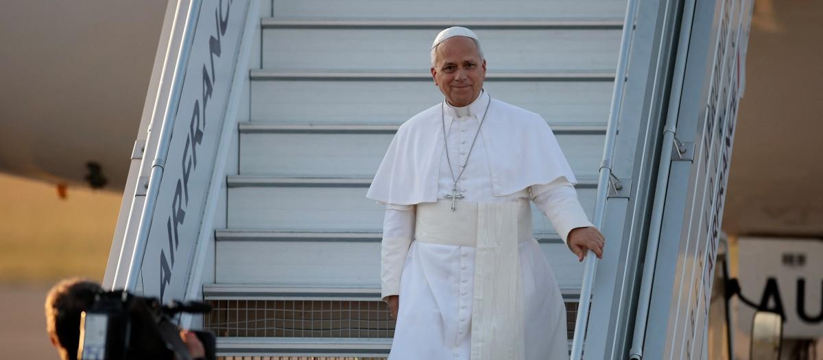 El Papa León XIV desciende del avión a su llegada al Aeropuerto Internacional de Tarbes-Lourdes-Pirineos, en Tarbes (suroeste de Francia)
