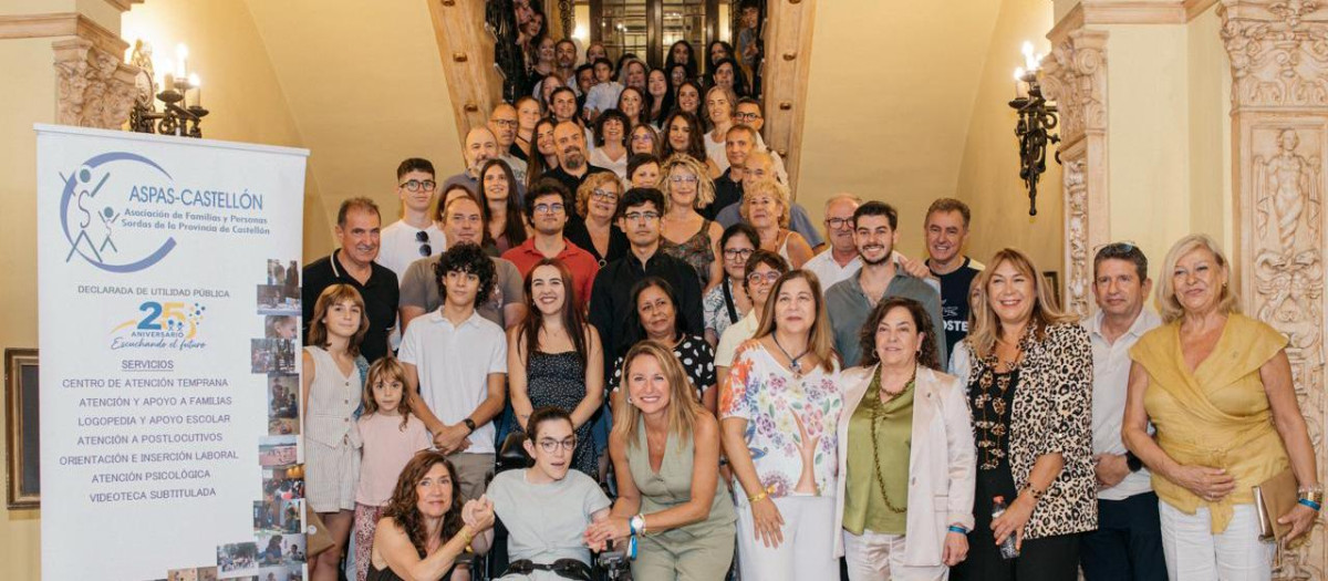 Imagen de Begoña Carrasco con representantes de ASPAS Castellón.