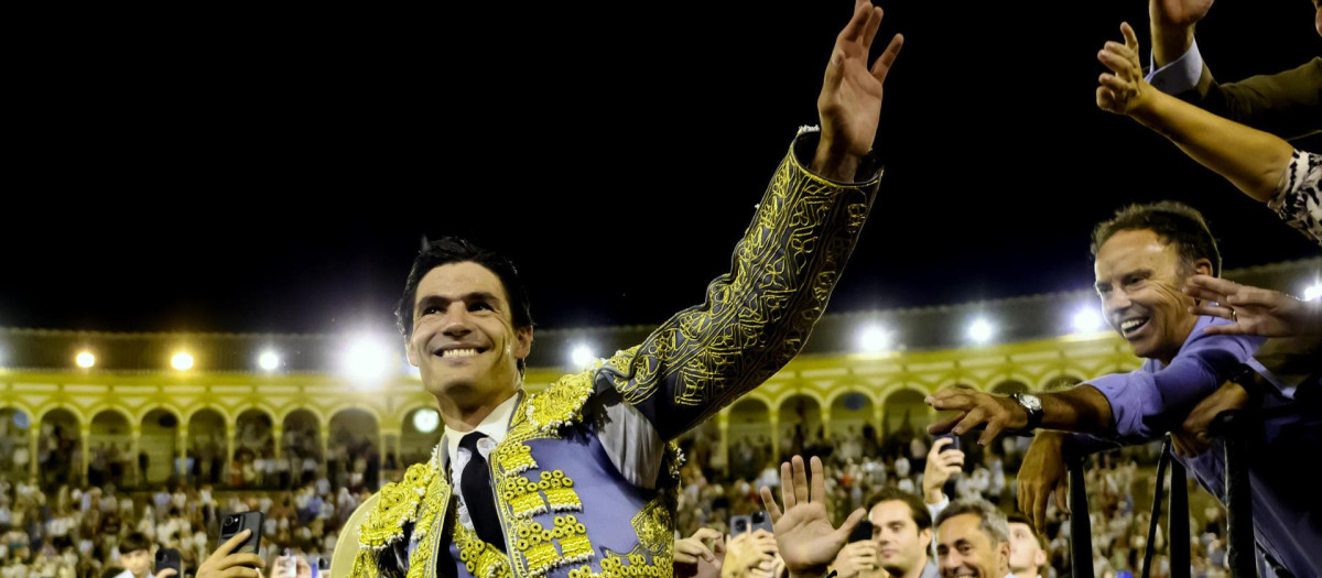 Pablo Aguado, a hombros de camino a la Puerta del Príncipe