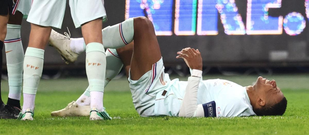 El francés Kylian Mbappé yace sobre el terreno de juego tras marcar un gol durante el partido de la Liga de Naciones de la UEFA