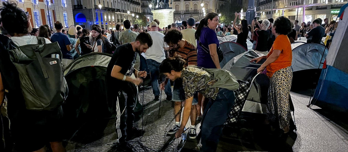 Imagen de la acampada nocturna en la Puerta del Sol