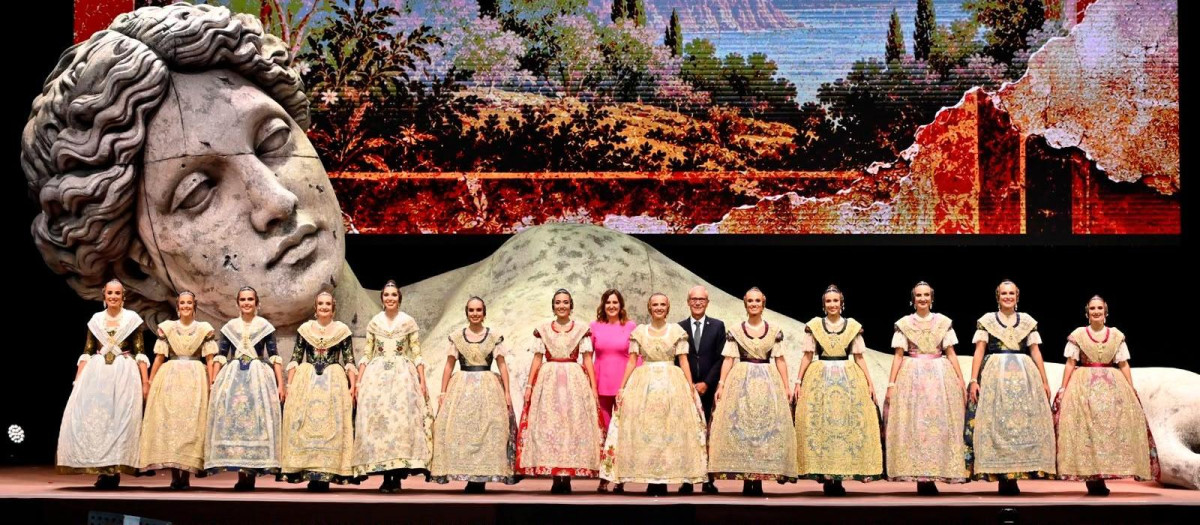 Imagen de las componentes de la corte de honor de la fallera mayor de Valencia 2027.