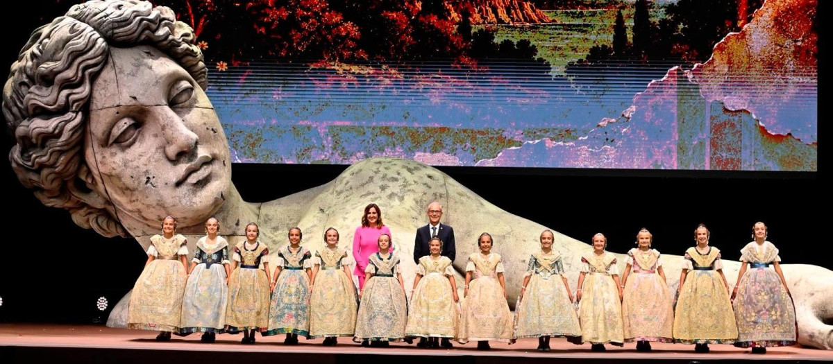Imagen de las componentes de la corte de honor de la fallera mayor infantil de Valencia 2027.