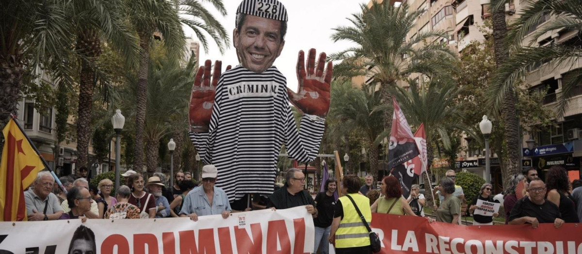 Imagen de la concentración contra Carlos Mazón por la dana en Alicante.