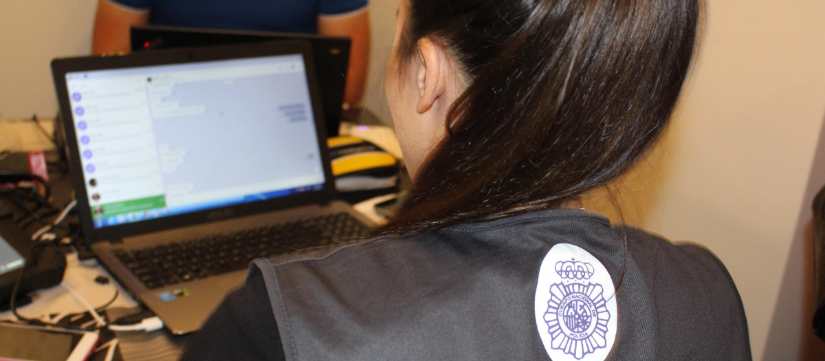 Imagen de archivo de una agente de la Policía Nacional.

REMITIDA / HANDOUT por POLICÍA NACIONAL
Fotografía remitida a medios de comunicación exclusivamente para ilustrar la noticia a la que hace referencia la imagen, y citando la procedencia de la imagen en la firma
27/9/2026