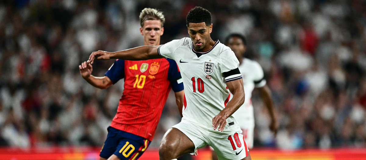 Dani Olmo y Jude Bellingham luchan por un balón en el Inglaterra - España