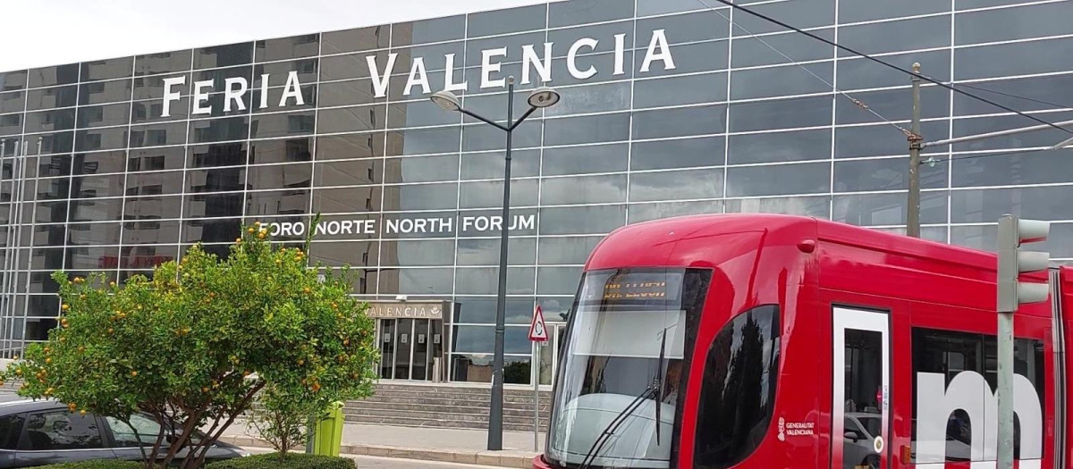 Imagen de un tranvía junto a las instalaciones de Feria Valencia