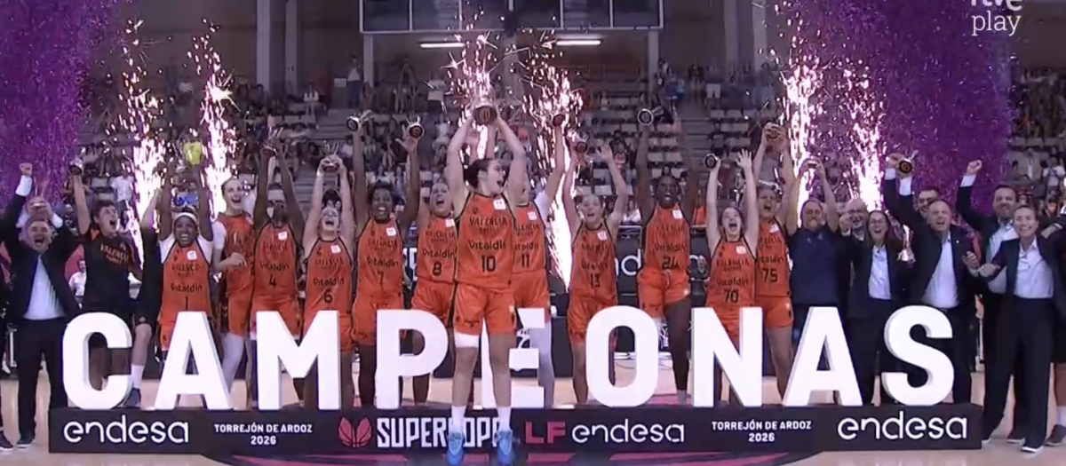 Imagen de las jugadoras de Valencia Basket alzando el trofeo de la Supercopa de España 2026.