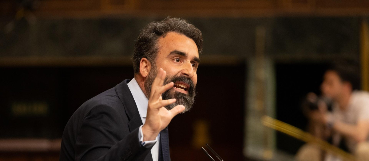 El diputado del PSOE Alberto Mayoral de Lamo interviene durante una sesión plenaria