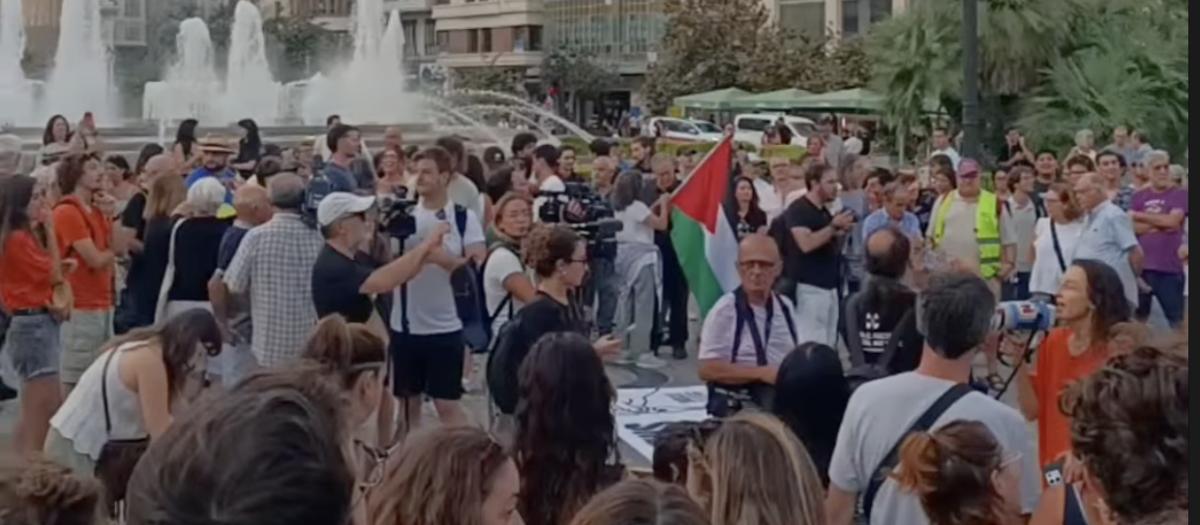 Imagen de la protesta convocada por el Sindicato de Inquilinos de Valencia en la plaza del Ayuntamiento.