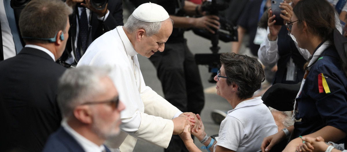 León XIV anima a una mujer en silla de ruedas durante su encuentro con los profesionales y los usuarios del centro «Accueil Notre-Dame»