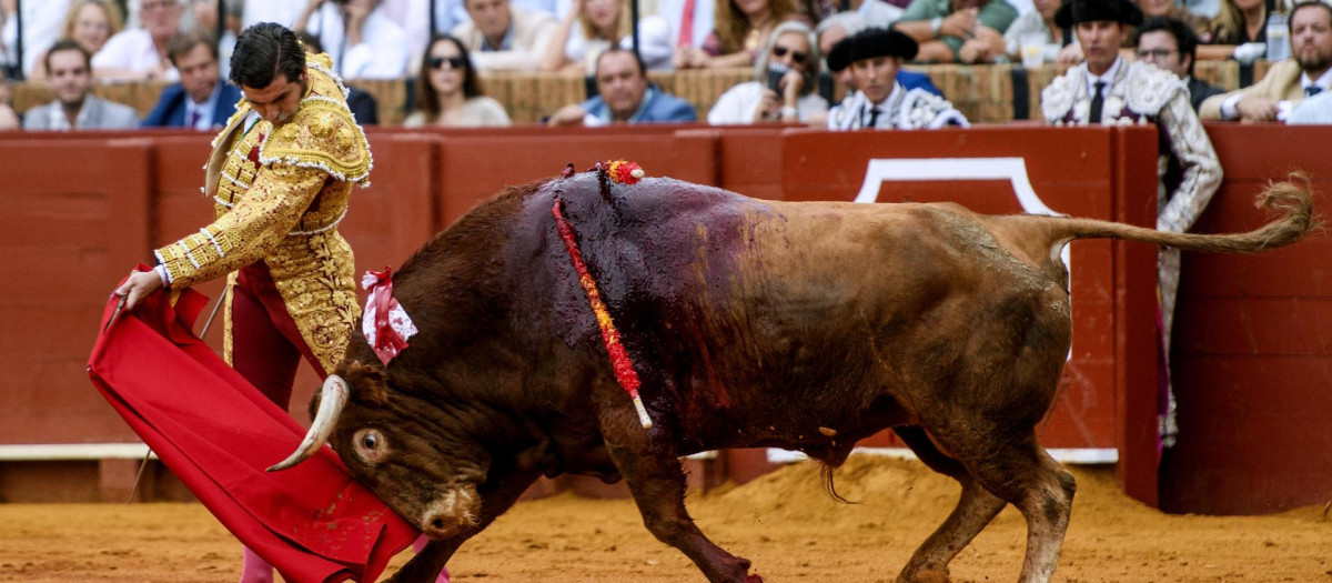 Morante de la Puebla, con el primero de su lote en la última corrida de la Feria de San Miguel de Sevilla