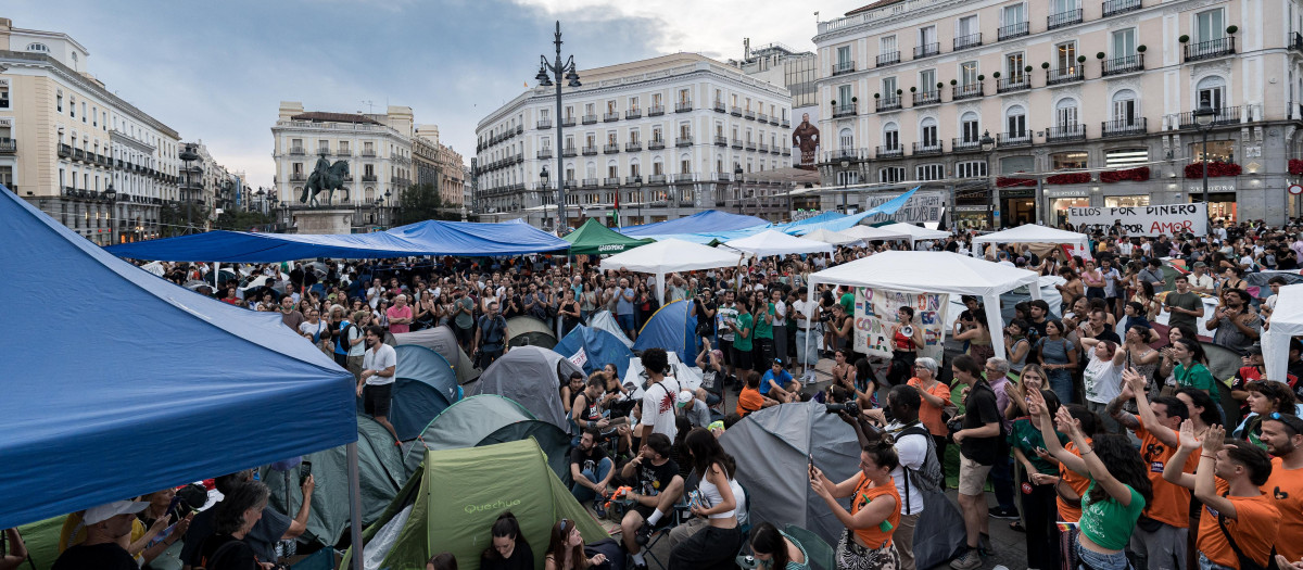 Acampada por la vivienda en la Puerta del Sol