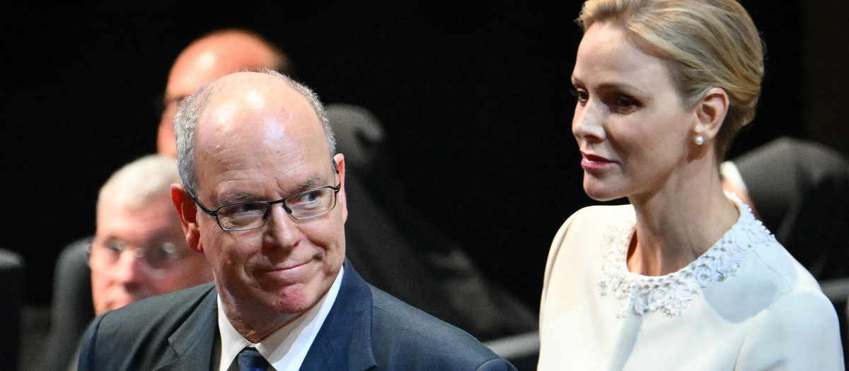 El príncipe Alberto II de Mónaco (izquierda) y la princesa Charlene de Mónaco (derecha) llegan para asistir a un encuentro titulado «En las raíces de Europa: por la paz y la unidad»