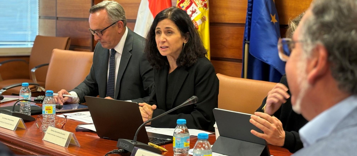 La consejera de Movilidad, Transformación Digital e Inteligencia Artificial, Cristina Sanchidrián, preside la ponencia ''Infraestructuras y Conectividad -banda ancha-'' de la Mesa de las Telecomunicaciones