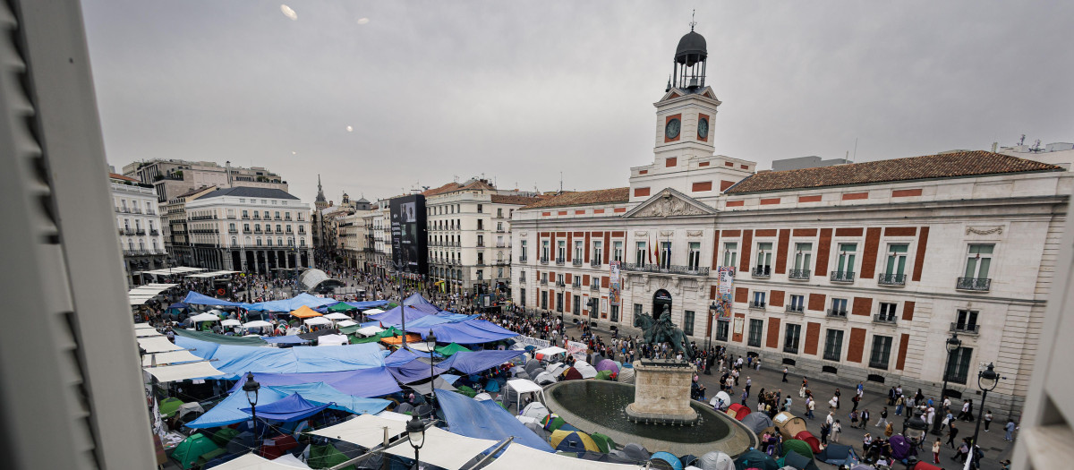 Vista de la acampada en por la vivienda, en la Puerta del Sol, a 28 de septiembre de 2026