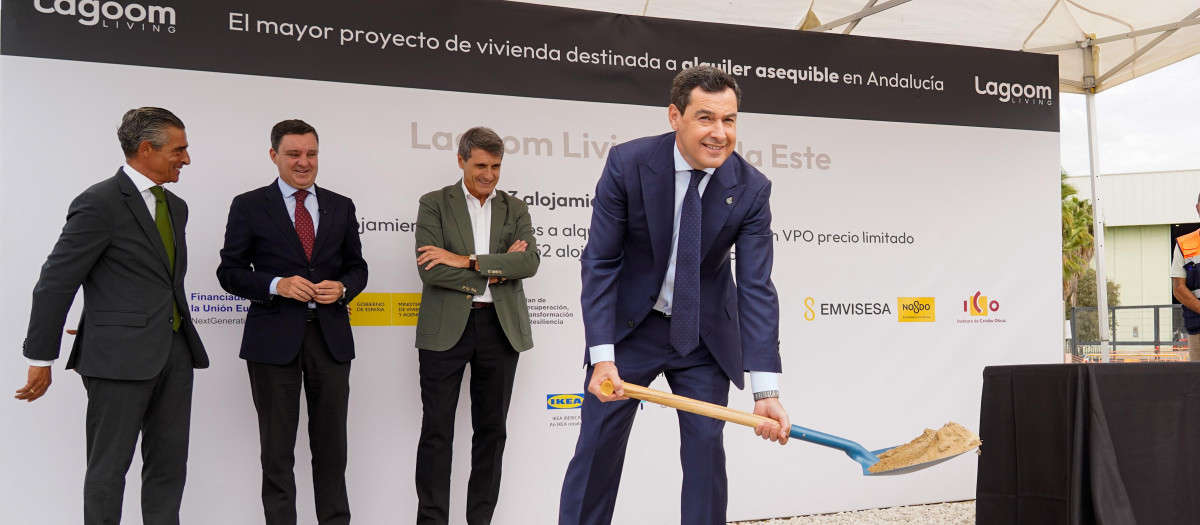 El presidente de la Junta, Juanma Moreno, en el acto de colocación de la primera piedra de la promoción de viviendas en Sevilla Este