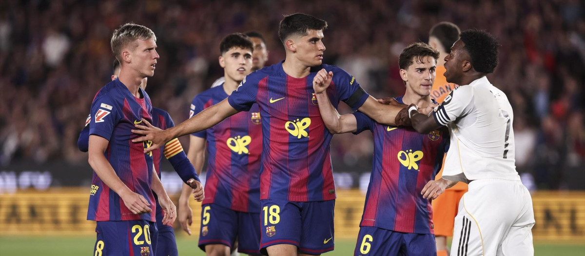 Los jugadores del Barcelona y los del Real Madrid en el último clásico disputado